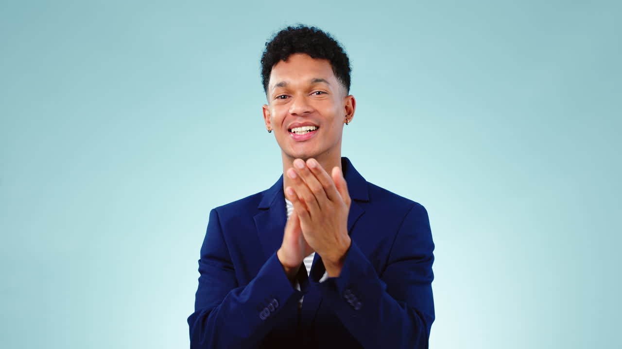 얼굴, 박수, 그리고 당신을 가리키는 행복한 남자