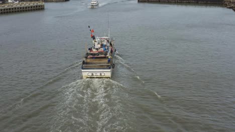 Dem-Fischerboot-In-Den-Hafen-Von-Taiwan-Folgen