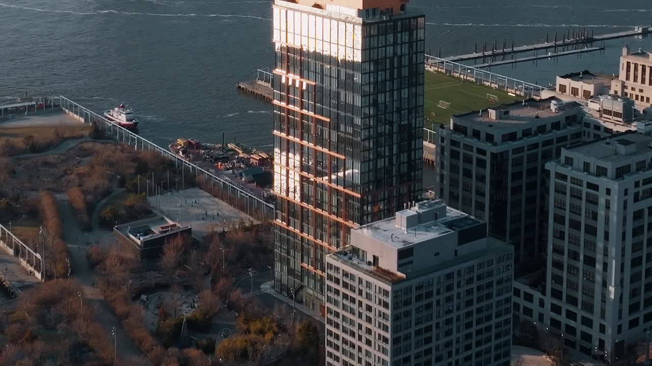 Vista del skyline de Nueva York y la orilla del río con edificios y vehículos