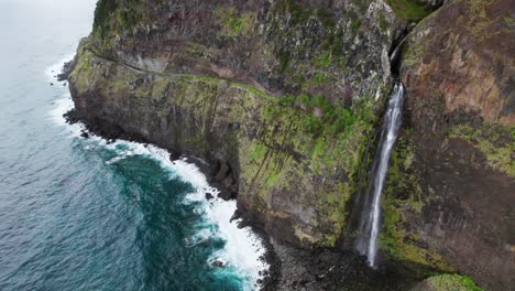 Cascada-Cerca-De-La-Costa-En-Madeira,-Portugal