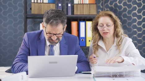 Presión-De-Tiempo-En-El-Trabajo.-Hombres-Y-Mujeres-Compitiendo-Contra-El-Tiempo.