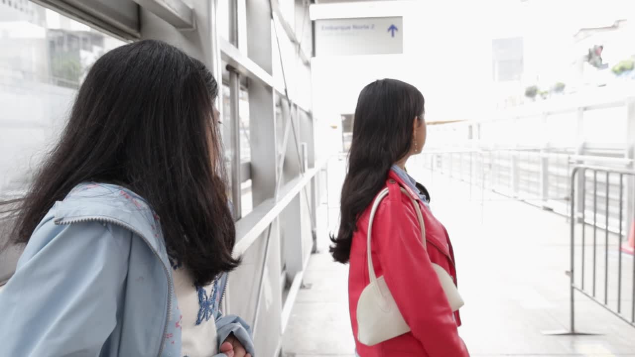 公共交通機関の駅で待つ2人の幼い少女たち