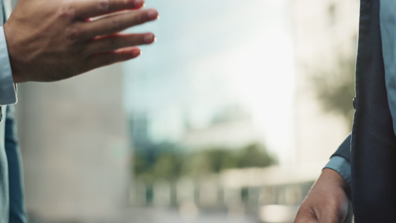 Un apretón de manos de negocios.