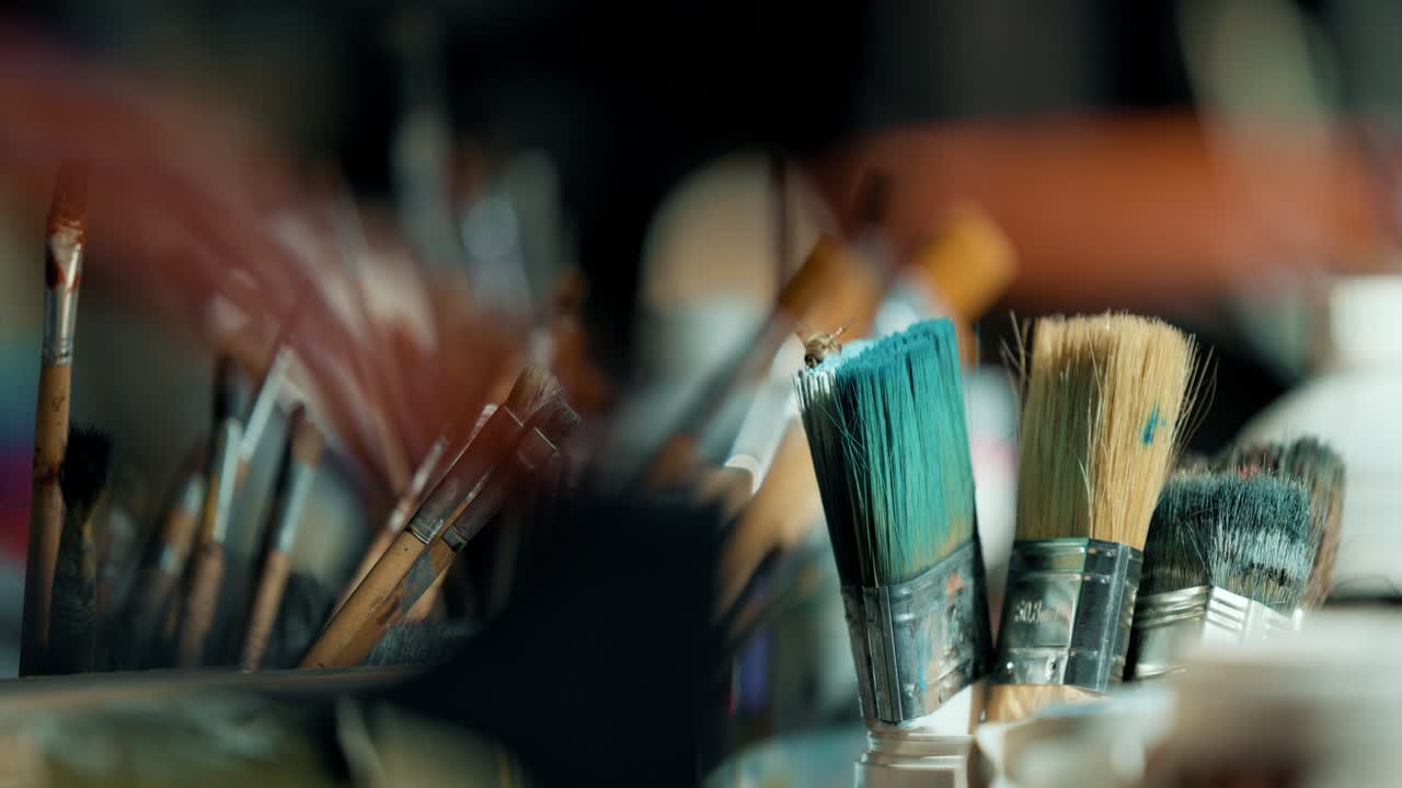 error encima del pincel usado dentro del estudio de trabajo