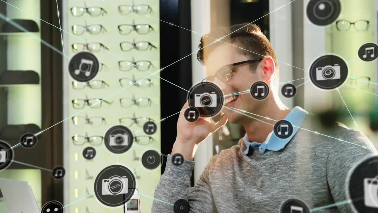 animación de una red de iconos conectados en círculos sobre un hombre caucásico feliz usando un teléfono inteligente