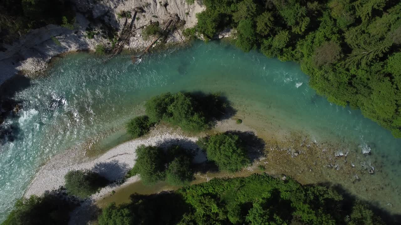 río verde alpino con rápidos en un bosque exuberante. imágenes con video de stock de drones de alta calidad 4k
