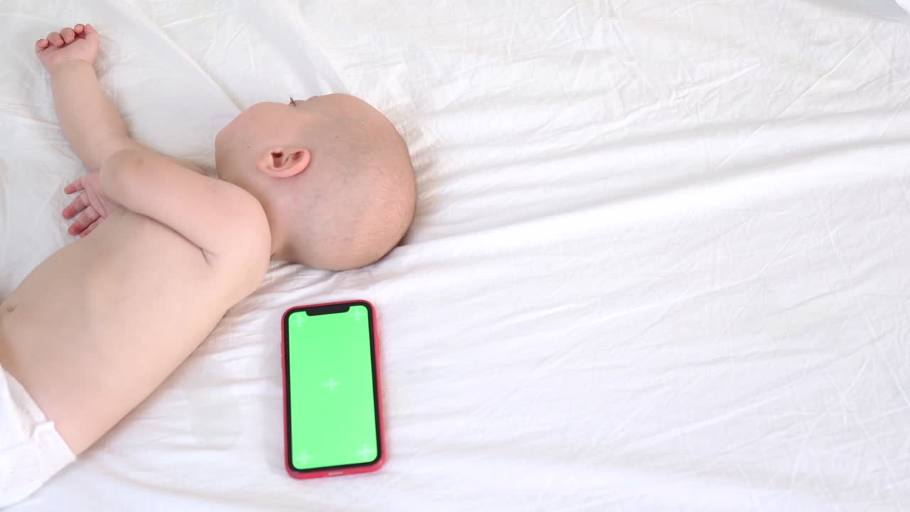 赤ちゃんの寝床にグリーンスクリーンのクロマキー