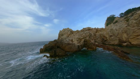 Fpv-Drone-Volando-Sobre-El-Océano-Y-Alrededor-De-Los-Acantilados-En-Mallorca-Y-Volando-Bajo-Sobre-Los-árboles-Cercanos