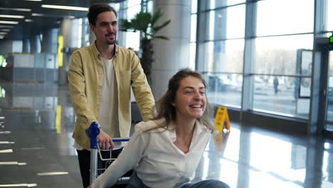 una pareja romántica en el aeropuerto. una joven atractiva y un hombre guapo con maletas están listos para viajar.