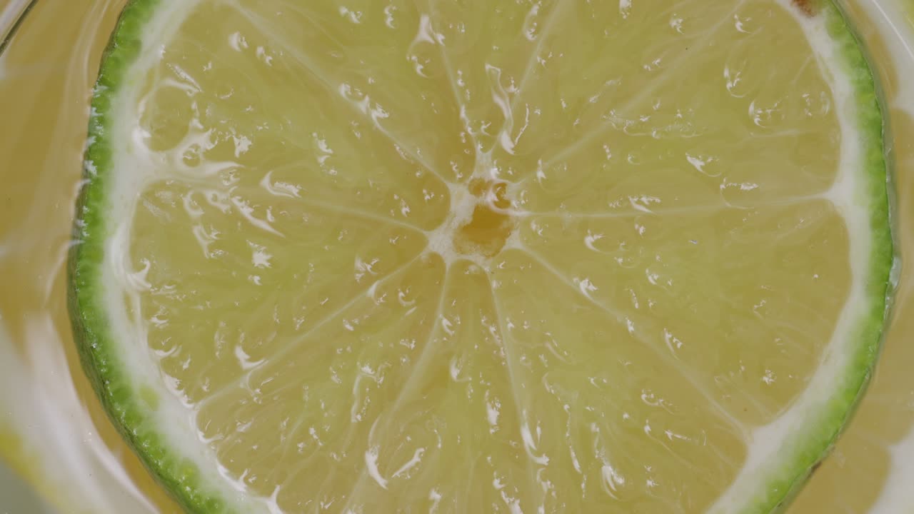 라임과 레몬 주입 물