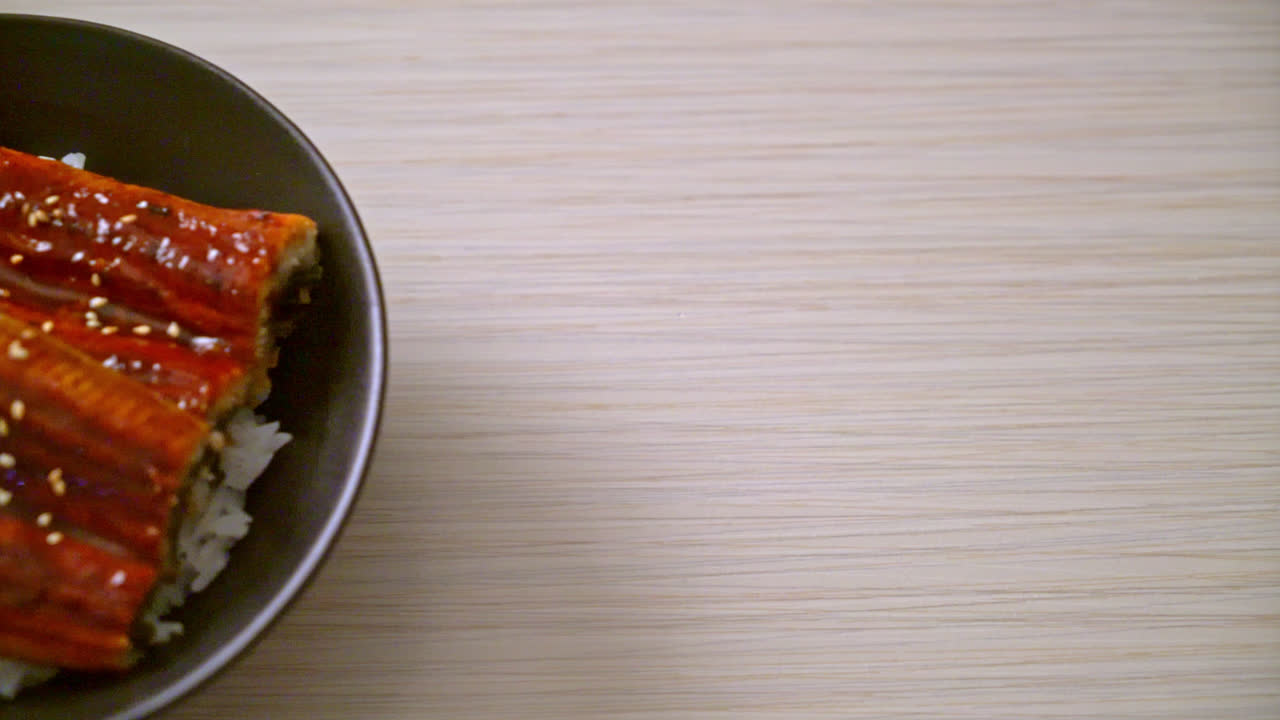 anguila japonesa a la parrilla con tazón de arroz o unagi don - estilo de comida japonesa