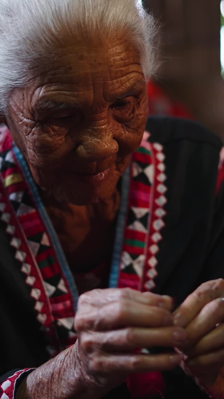 retrato de una mujer anciana con ropa tradicional