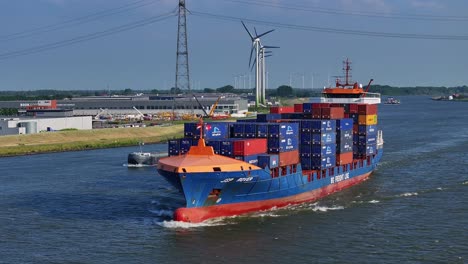 jsp rover barco de contenedores llega a gravendeel, en el fondo vemos los generadores de viento
