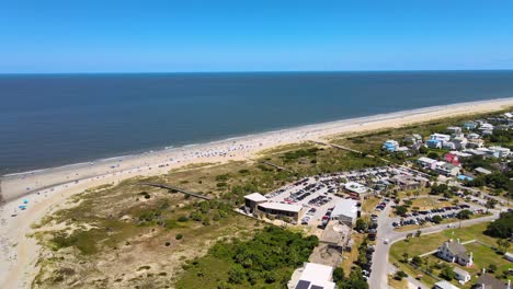 Tiro-De-Dron-Inclinado-De-La-Playa-Norte-De-La-Isla-De-Tybee,-Mirando-Hacia-El-Sur-Lejos-De-La-Isla-De-Hilton-Head