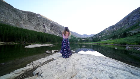 cinemático seguir gimbal mujeres mujeres actrices modelo caminando sobre rocas hacia lagos azules tranquilos denver breckenridge dilemas 14er boreas pasar paisaje de montaña pintoresco aventura de luz hora de oro