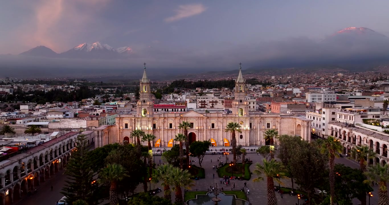 Vista de dron al atardecer sobre la Plaza de Armas y la Basílica Catedral de Arequipa