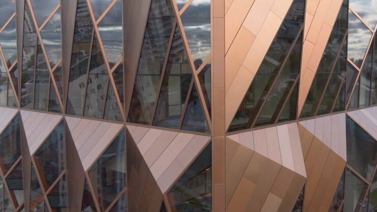 Fachada Moderna de Edifício em Cobre com Design Geométrico