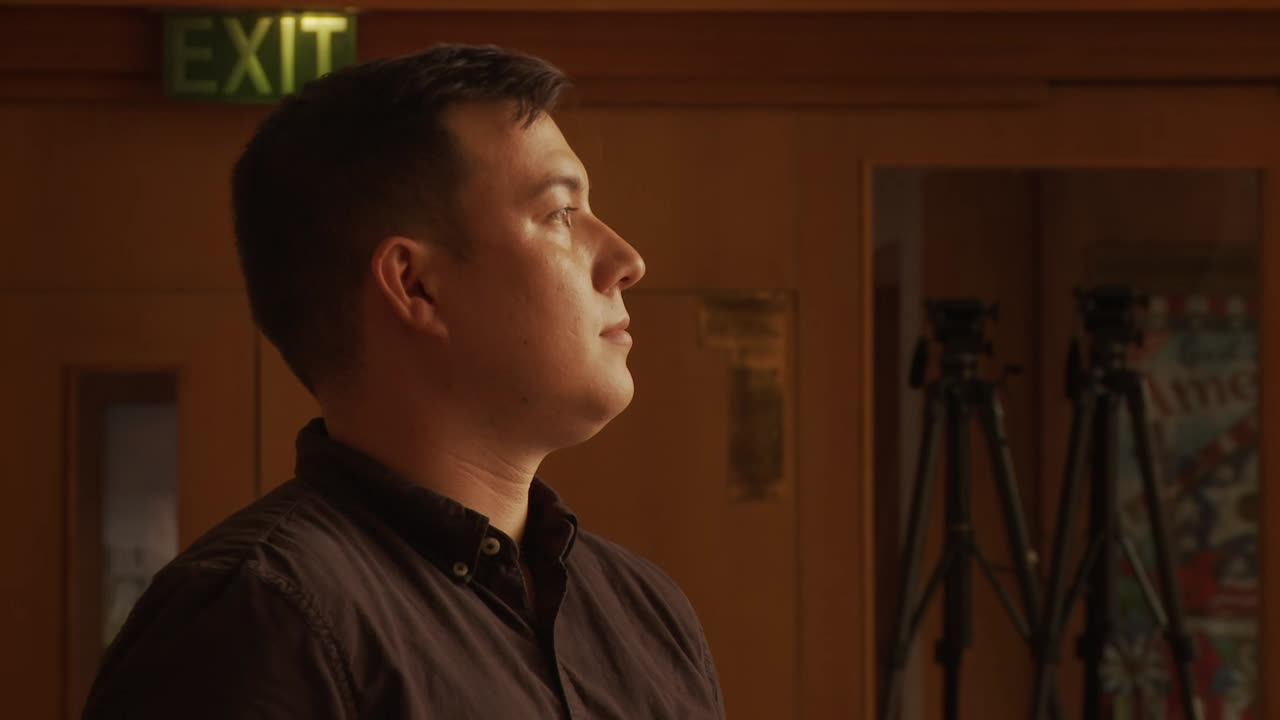 한 민족 남성이 걷고 교회 대성당 안식처 안에서 멈추는 것을 가까이 하다