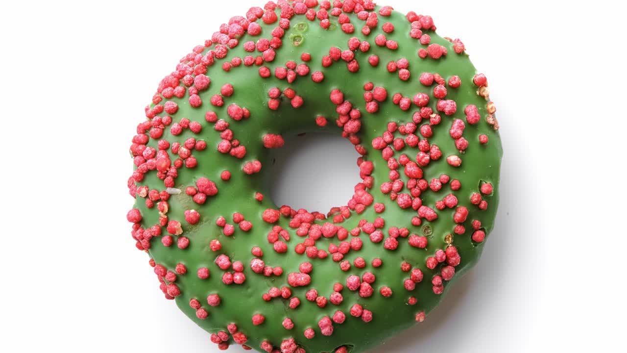 rosquilla brillante y sabrosa con esmaltado de caramelo verde rotación lenta. disparo de primer plano en cámara roja 4k