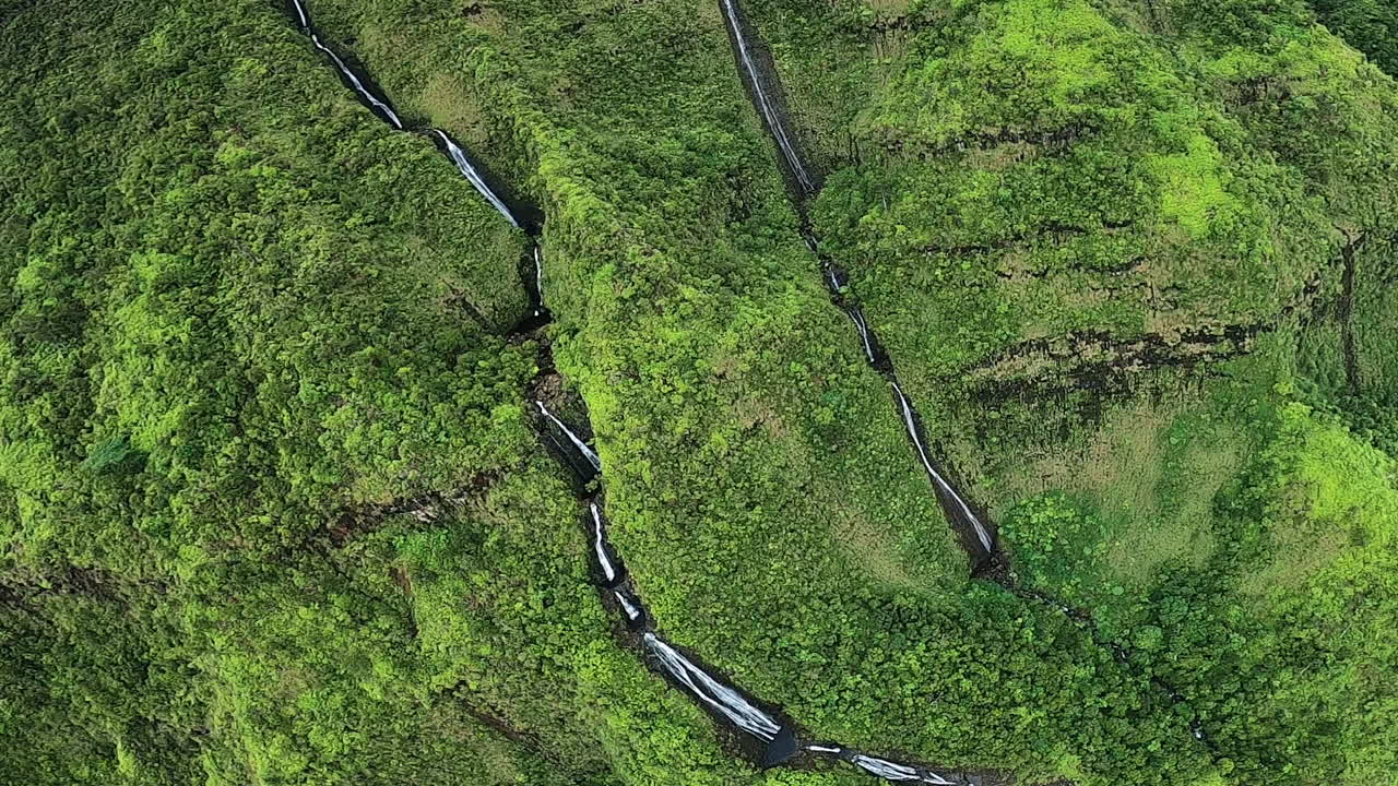 vista aérea de cascadas en colinas y paisajes verdes en kauai hawaii
