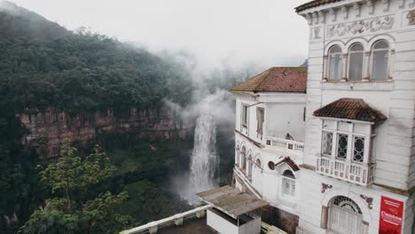 Vista-Aérea-Del-Museo-De-Las-Cataratas-De-Tequendama-Hacia-Las-Cascadas-De-Tequendama-En-Colombia