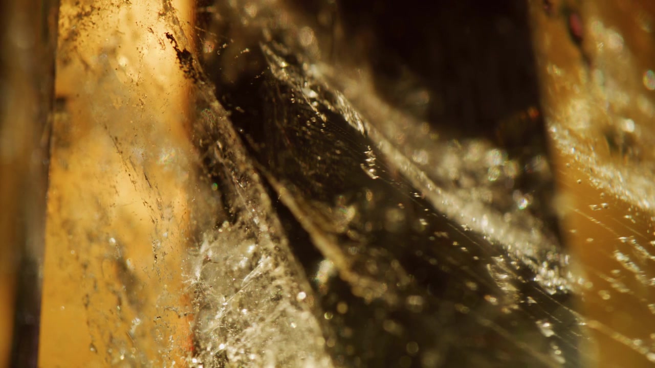 Macro frammenti di cristallo che riflettono la luce, primo piano estremo