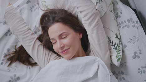 mujer relajándose en la cama