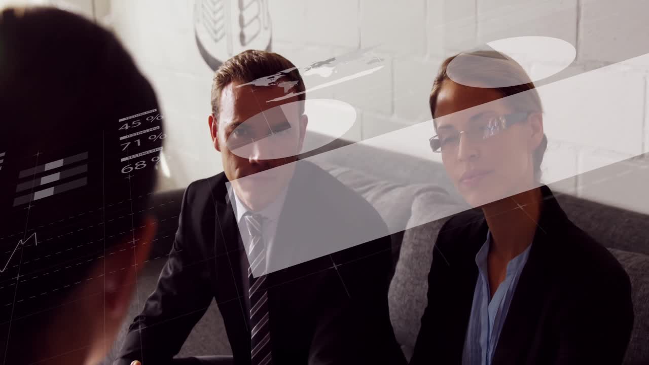 animación del procesamiento de datos estadísticos frente a diversos empresarios que discuten en la oficina