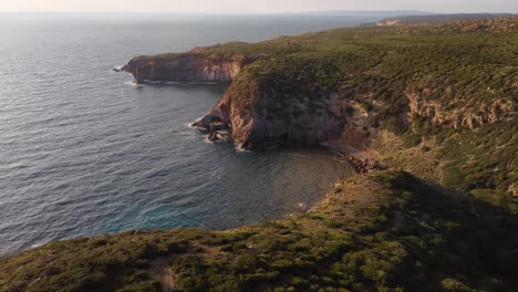 Antena-Del-Fundador-Del-Paisaje-Del-Mar-De-La-Costa-De-Cerdeña,-Paisaje-Impresionante