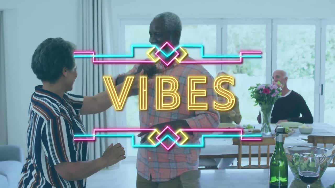 neon vibra el texto contra la pareja de ancianos afroamericanos bailando juntos en casa