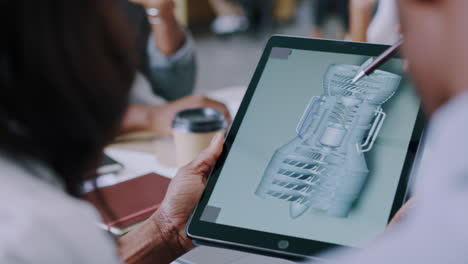 personas creativas, diseño y tableta para prototipo