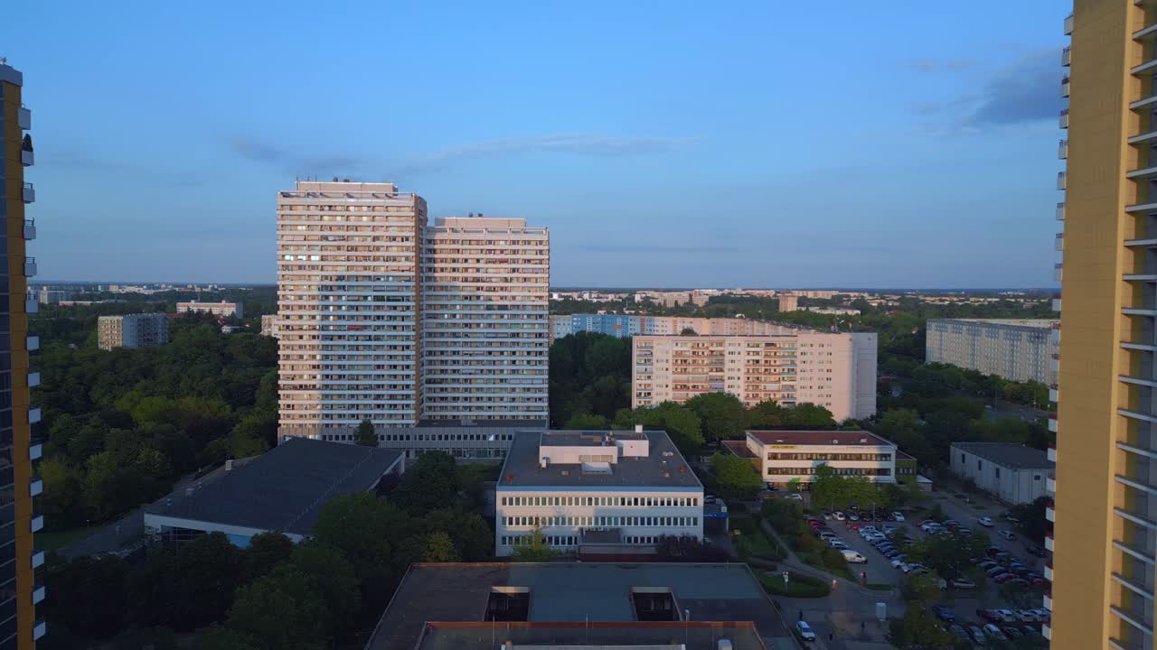 Bella vista aerea dall'alto di un complesso residenziale prefabbricato, edificio con sistema a pannelli, Berlino Marzahn, Germania, Europa, estate '23.