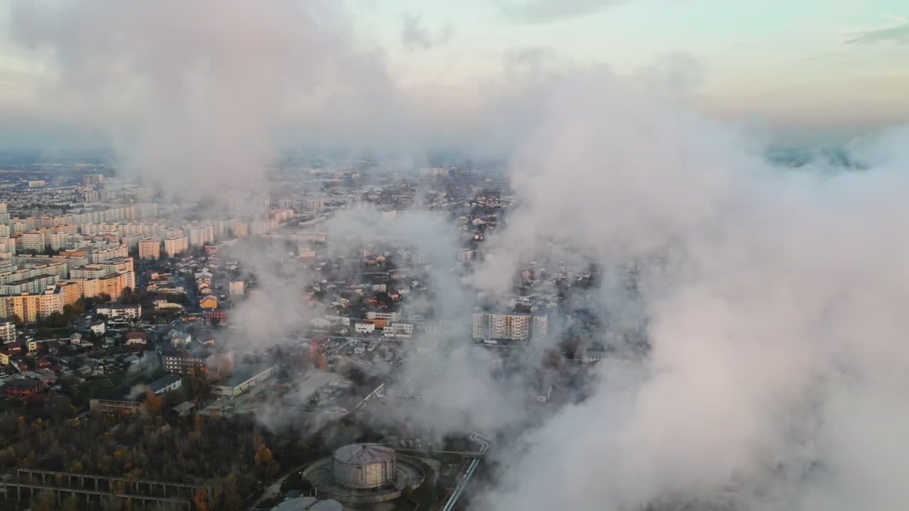 Paesaggio urbano di Bucarest, edifici multipli, strade, impianto industriale in primo piano, vista panoramica dal drone che vola attraverso la schiuma, Romania