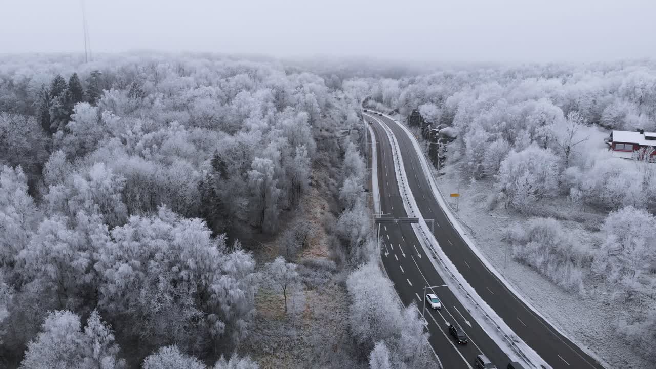 도로와 겨울 눈 덮인 나무가 있는 스웨덴 풍경, 공중 설정