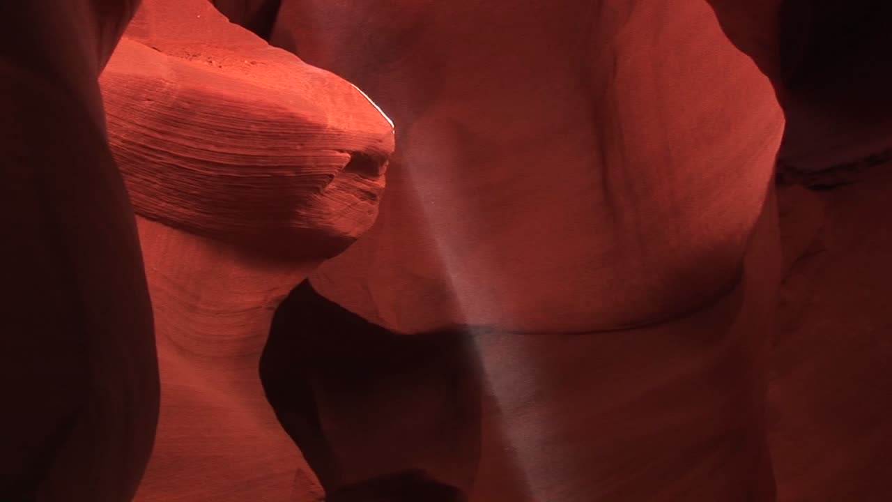 panup de motas de polvo bailando en un rayo de sol en antelope canyon arizona