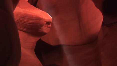 Panup-De-Un-Baile-De-Motas-De-Polvo-En-Un-Rayo-De-Sol-En-Antelope-Canyon-Arizona