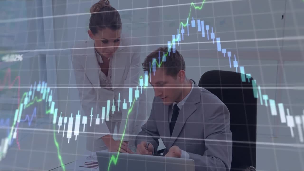 animación del procesamiento de datos financieros sobre empresario caucásico y empresario discutiendo.