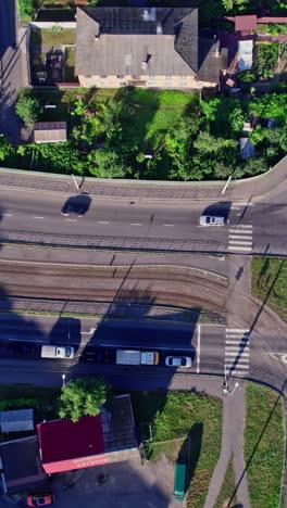 imágenes aéreas del tráfico ocupado en un cruce en el centro de la ciudad