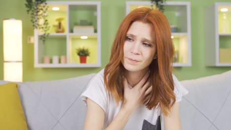 la joven, encogiéndose y deprimida, no se siente bien, piensa mal, se siente deprimida.