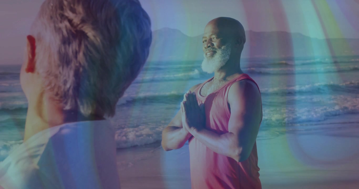 Uomo che guida una meditazione su una spiaggia all'alba, con una donna che imita la posa, mostrando icone di salute fluttuanti.