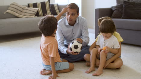 Papá-Entreteniendo-A-Sus-Hijos-Hermanos-En-Casa