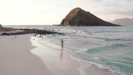 Mujer-Joven-En-Traje-De-Baño-Caminando-En-La-Playa-Al-Atardecer,-Hawaii,-Cámara-Lenta