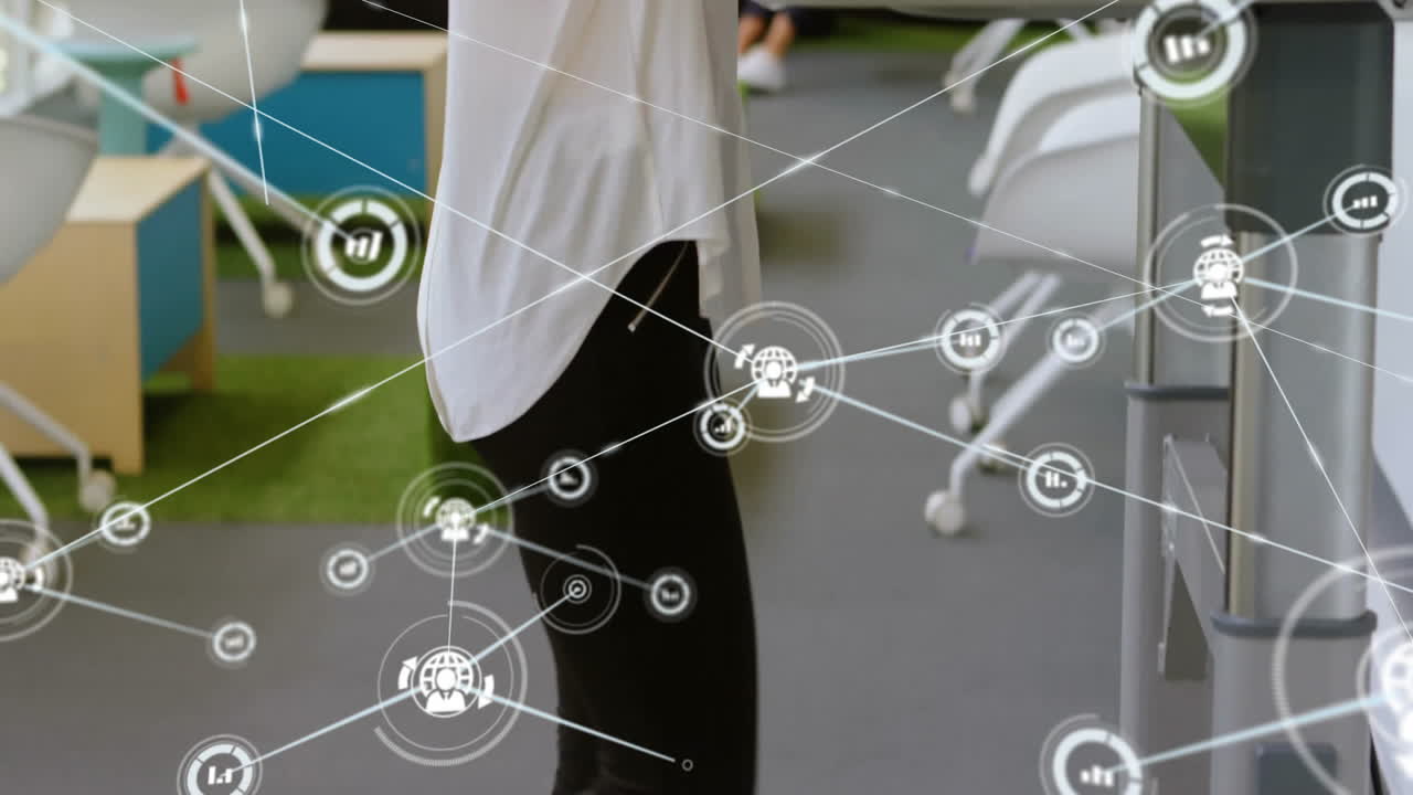 red de conexiones y animación de procesamiento de datos sobre las personas que trabajan en la oficina