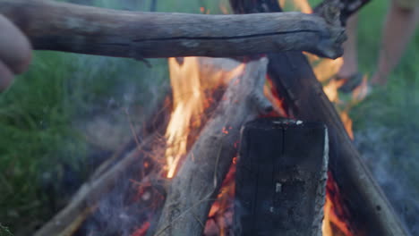 Kerl-Person-Mann-Fügt-Feuerholzscheite-Zum-Lagerfeuer-Hinzu-Feuer-Brennt-In-Der-Abenddämmerung-Abends-In-Zeitlupe