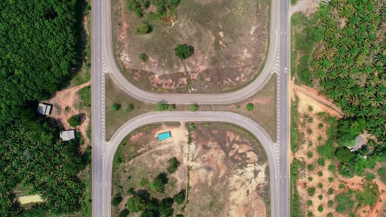 la carretera desde arriba de la intersección de la carretera vista aérea de arriba hacia abajo de la carretera road.u-turn tráfico de automóviles en una carretera grande