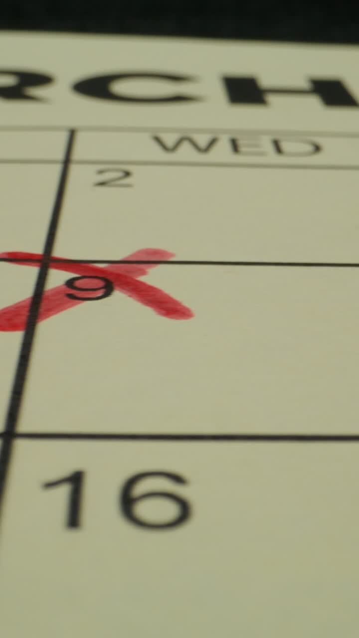Pagine di calendario con date segnate e barrate