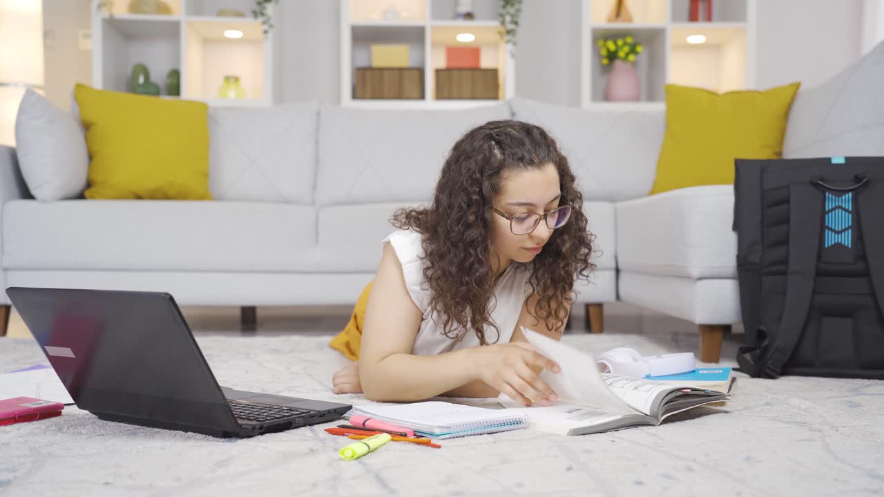 una estudiante a la que le encanta leer.