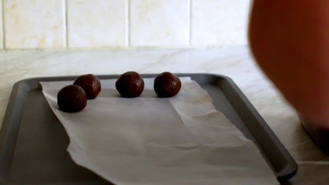 deslice una toma cenital de una mujer caucásica, preparando paletas de pastel de chocolate en casa 120fps