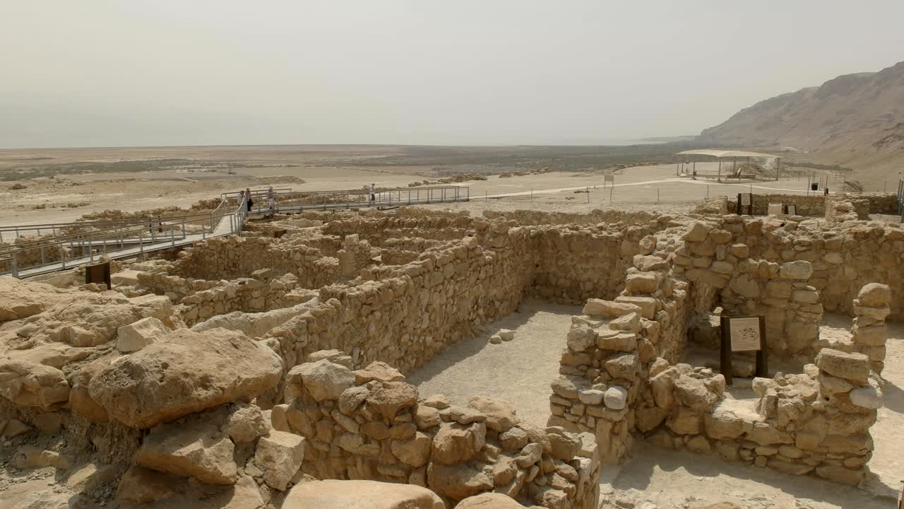 vista amplia de las ruinas de edificios excavados de la comunidad en qumran