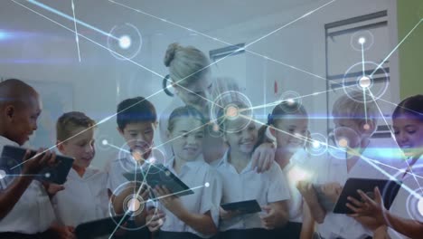 niños de la escuela con su maestro mostrando conexiones digitales